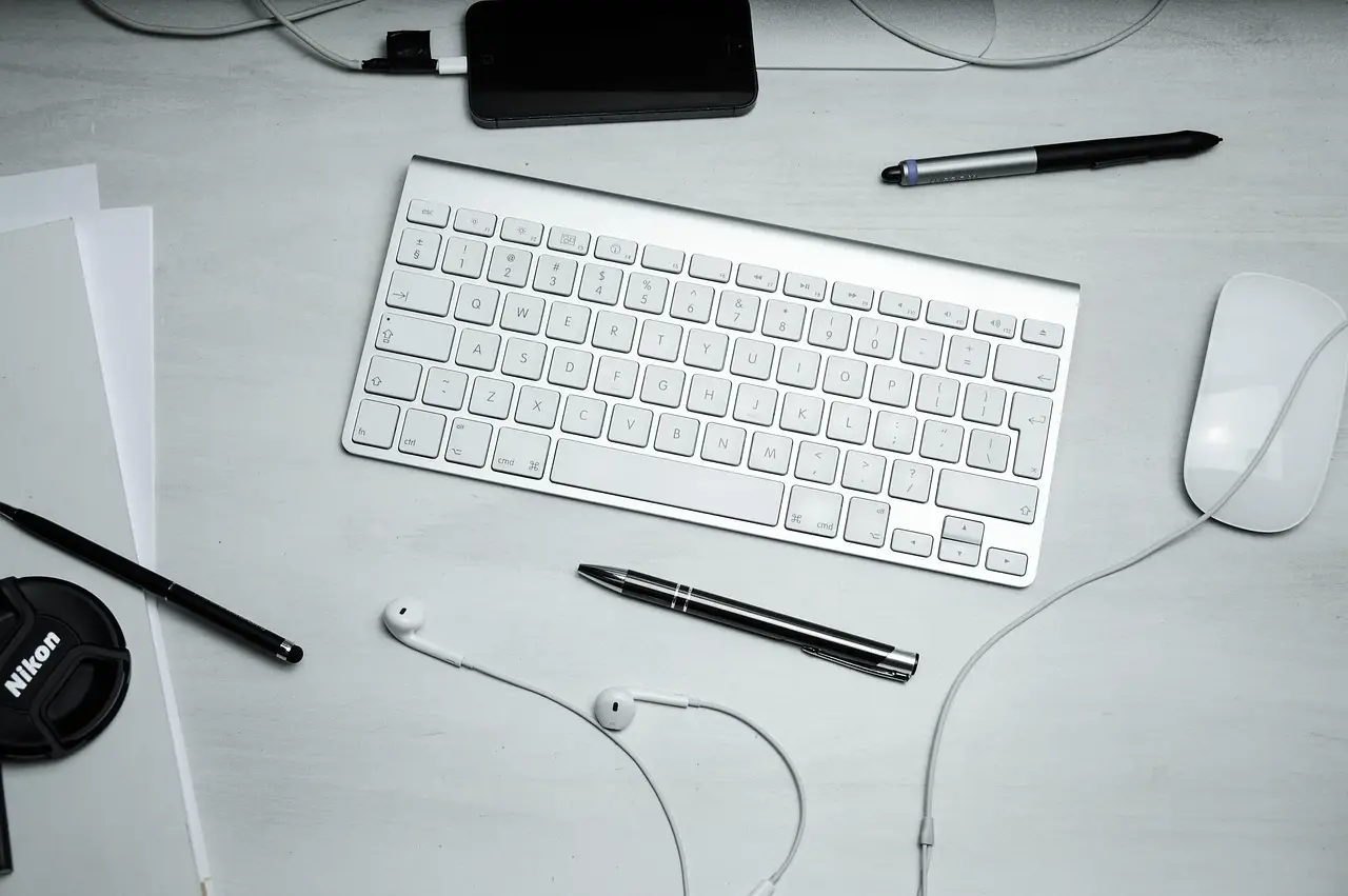 keyboard, mouse, pens, workspace